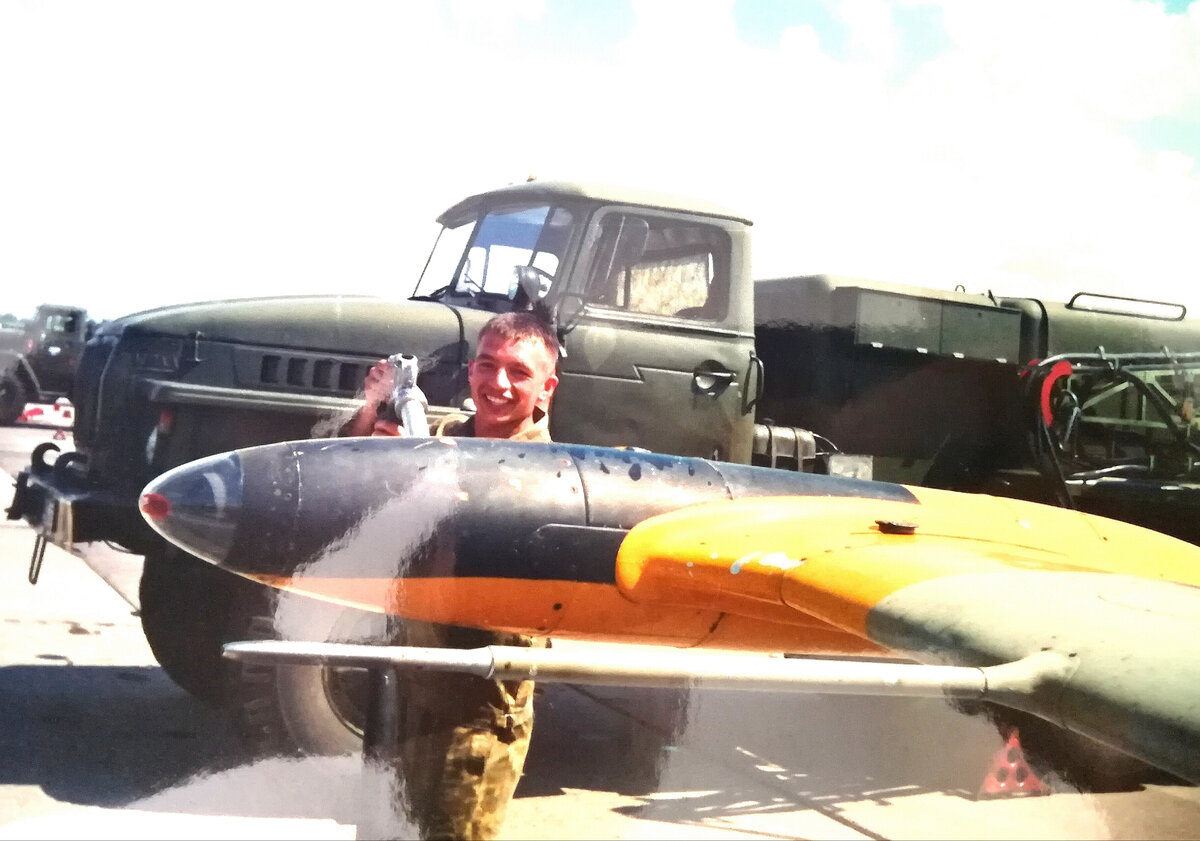 Фотографии из личного альбома. Заправка крыльевого бака самолета Л-39