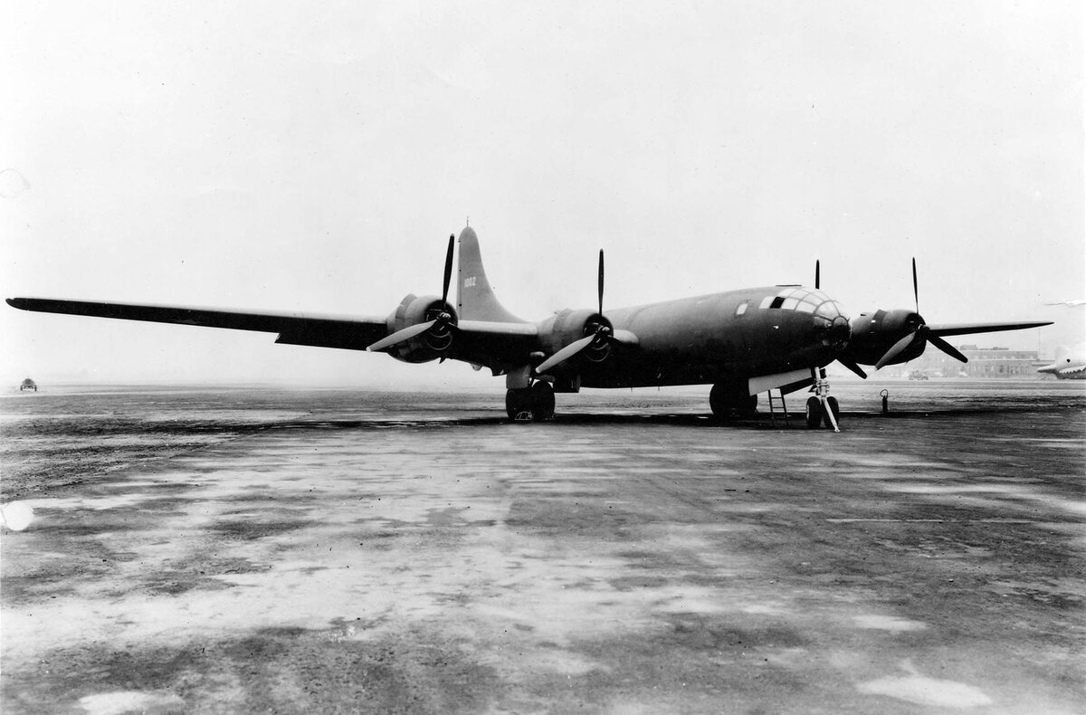 Прототип самолета XB-29 № 41-002, первый самолет XB-29 сошедший с конвейера. Сфотографированный на Боинг Филд, Сиэтл, штат Вашингтон, в сентябре 1942 года. Обратите внимание на ранние трехлопастные пропеллеры.