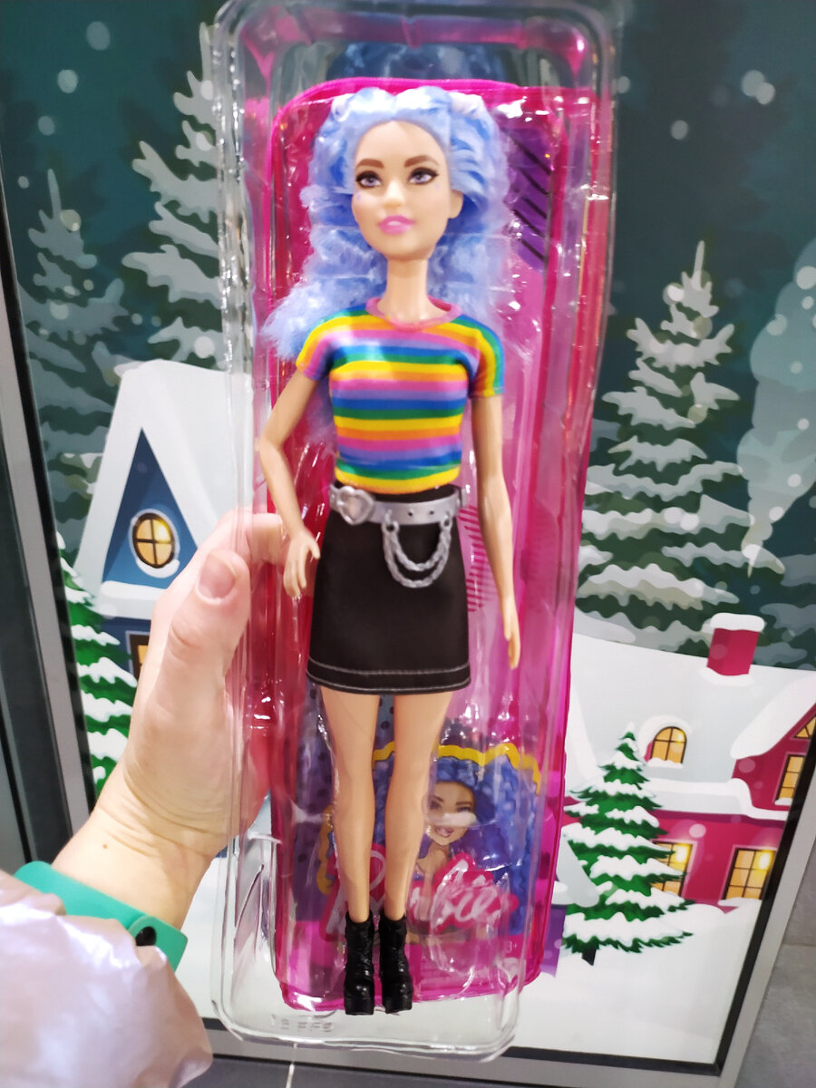 О Barbie Fashionistas 170 я начала мечтать сразу, как только рассмотрела на её щеках звёздочки. Повезло поймать куколку, когда их завезли в ближайший Детский мир.