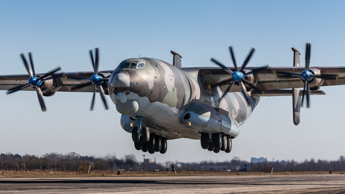 Это советский транспортник Ан-22 «Антей», крупнейший турбовинтовой самолет в мире, которому дали самое неподходящее для самолета имя