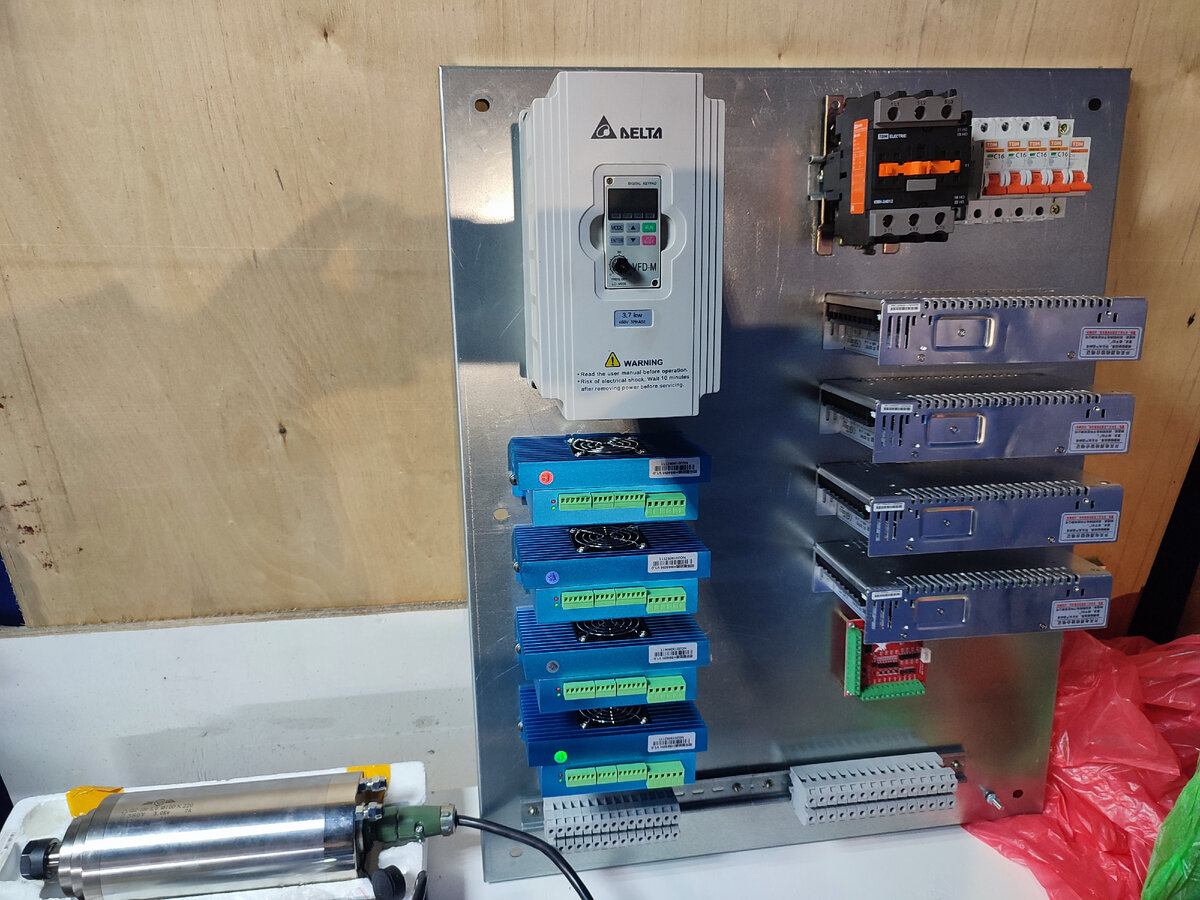 Начал собирать электрошкаф для своего ЧПУ. 4 блока питания на 60 вольт по 400 ватт для питания драйверов и моторов. Автоматы для безопасности силовой части, а так же контактор на 3 фазы для включения питания частотного преобразователя.
Внизу расположены наборные винтовые зажимы, для подключение всех вводных проводов, от моторов, от концевиков, ввод питания.
Ещё надо докупить кнопки на крышку ящика, а так же кабель каналы, что бы организовать провода внутри.
Так же 4 осевой USB mach3 контроллер, простенький, но просто для настройки и опробования всего, в планах купить что то нормальное.