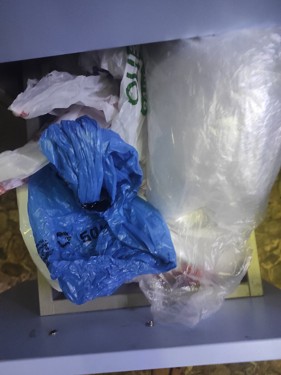 Шкафчик с пакетиками, есть  практически у каждого дома. 