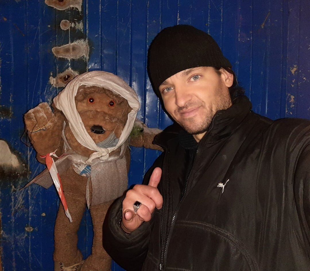 Автор и аватар духа Зоны Отчуждения на входе со стороны города