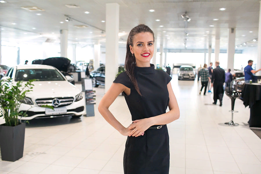 она переоделась стажером и пришла. женщиныивираздевалке спортзала. джессика лаундс танец мертвых. красивая женщина переодевается. сестра натали портман.