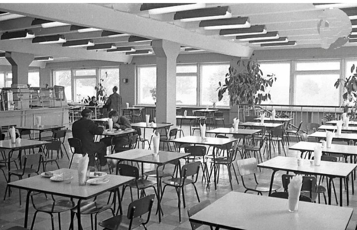 Просторный обеденный зал.