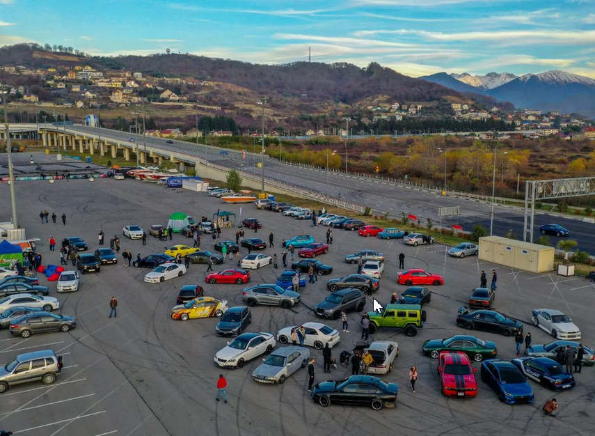 Парковка в Адлере, где проходят "сходки" автоэнтузиастов.