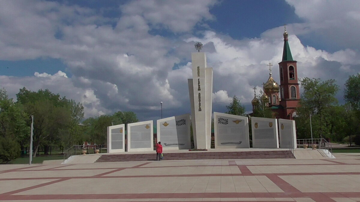 Памятник " Героям-авиаторам" в лётном городке авиабазы " Энгельс". Как понимаю уже третий вариант этого памятника...