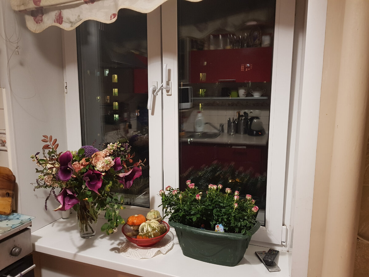 Оля никогда не приходила к подруге с пустыми руками. Всегда хотела чем то порадовать удивить и по-хорошему позаботиться. Лиза же принимала это все как должное. Радости особо не выражала, да и благодарности тоже. Но Оля не обижалась. Просто человек она такой - думала Оля про подругу. Фото Таша Муляр из личного архива.