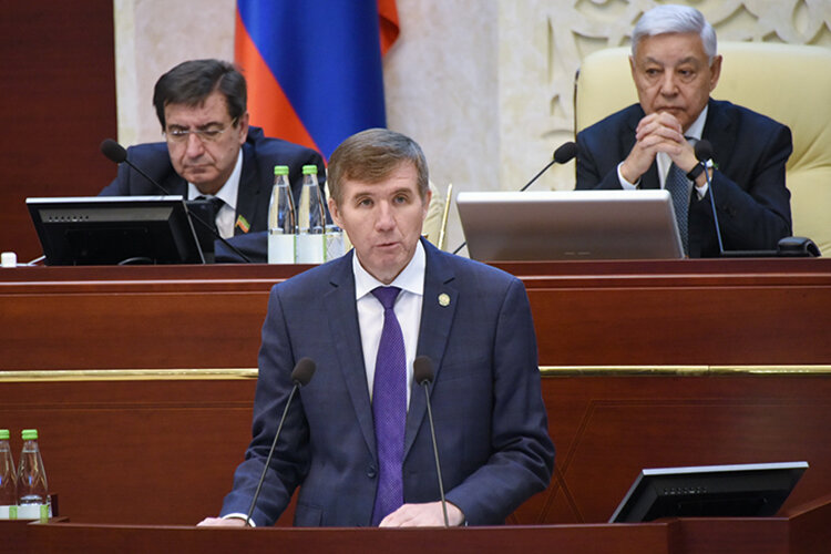    Мидхат Шагиахметов сообщил, что прогноз социально-экономического развития РТ на будущие годы «сформирован в условиях высокой неопределенности развития экономики», а «санкционное давление не статично, оно будет усиливаться»