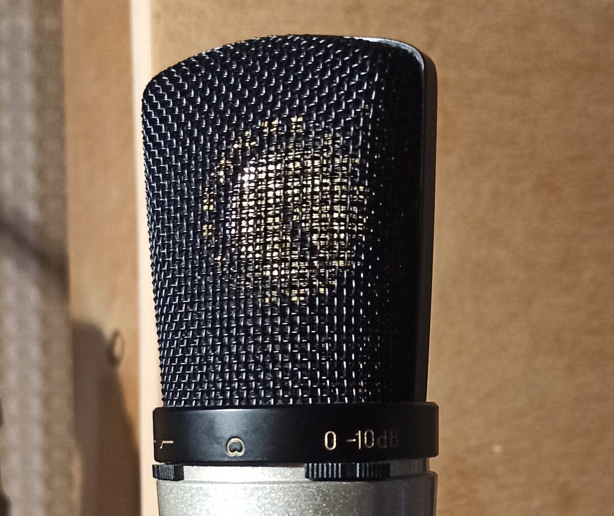 Хорошо видна круглая золотистая мембрана микрофона 