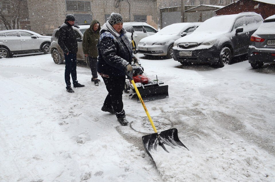     Дворникам готовы платить около 20 тысяч в месяц. Геннадий БИСЕНОВ