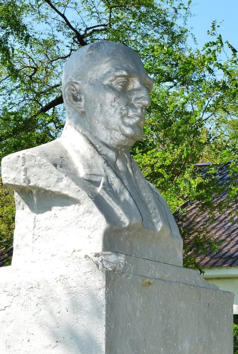 Памятник-бюст Шалве Георгиевичу Надибадзе — 1968 г., п. Южно-Морской. Фото: http://museum-nakhodka.ru/