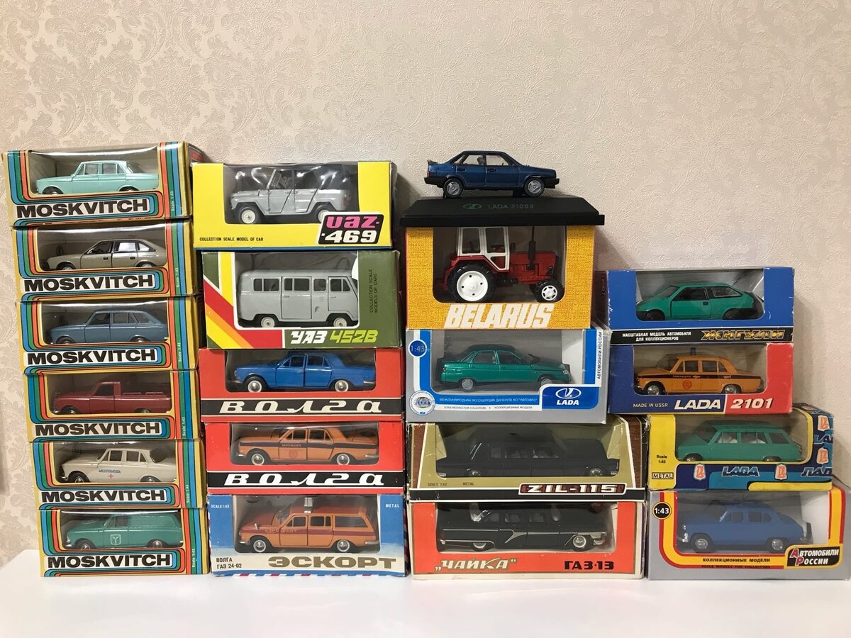 С легковушками дела обстоят иначе. Преимущественно конец 80-х и 90-е. Здесь не родная коробка только у мятного Москвича. Фото октябрь 2022 г.