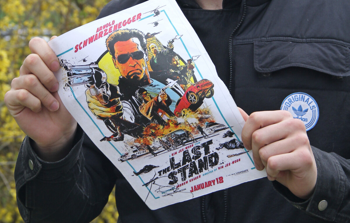 Постер "Последнего героя" с автографом железного Арни