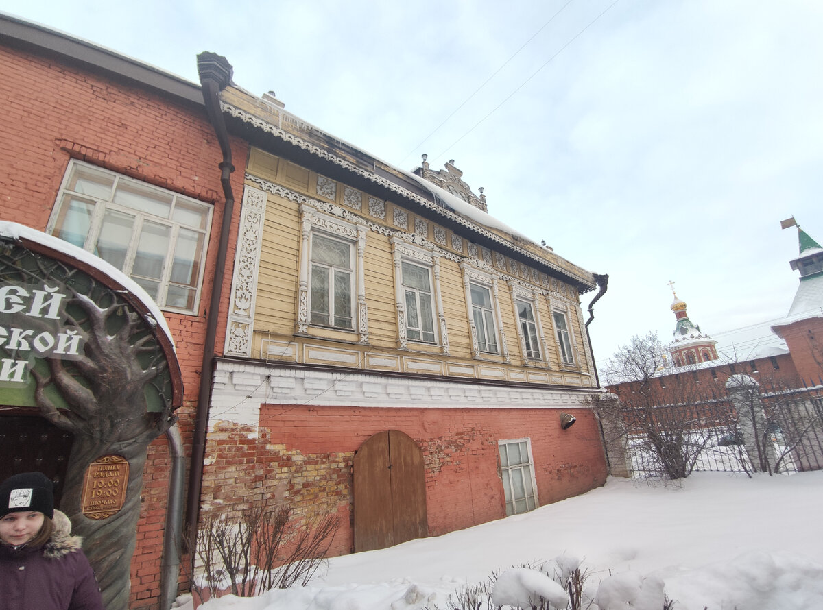 Дом отличается от красивого новодела рядом