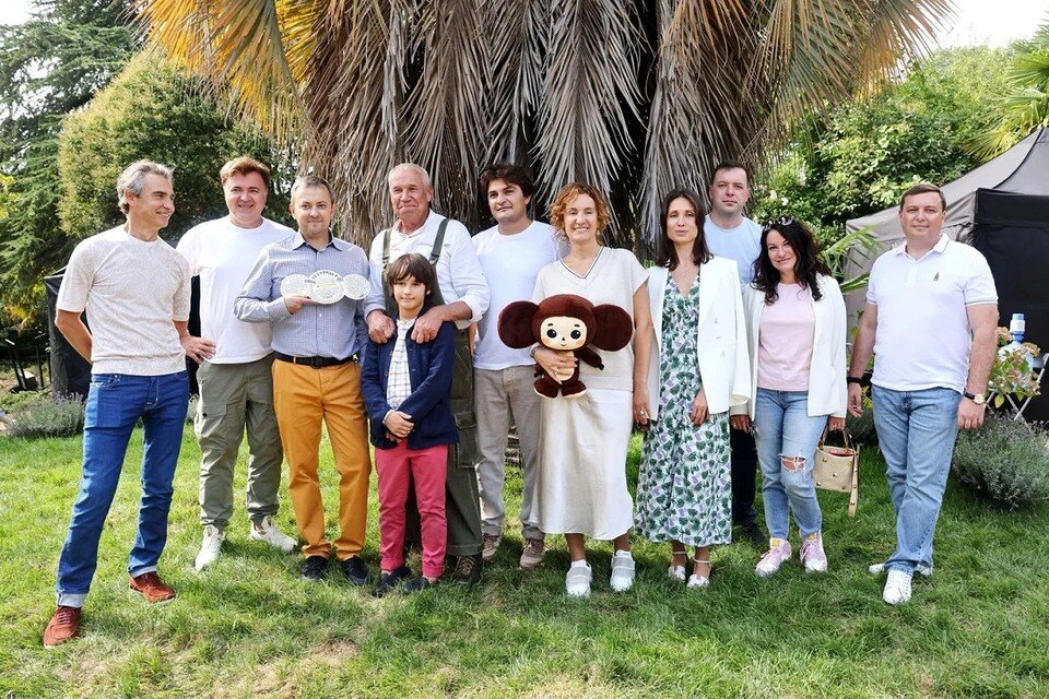     Сьемочная группа фильма "Чебурашка". В желтых штанах белорус Виталий Шляппо, Фото: "Россия 1"