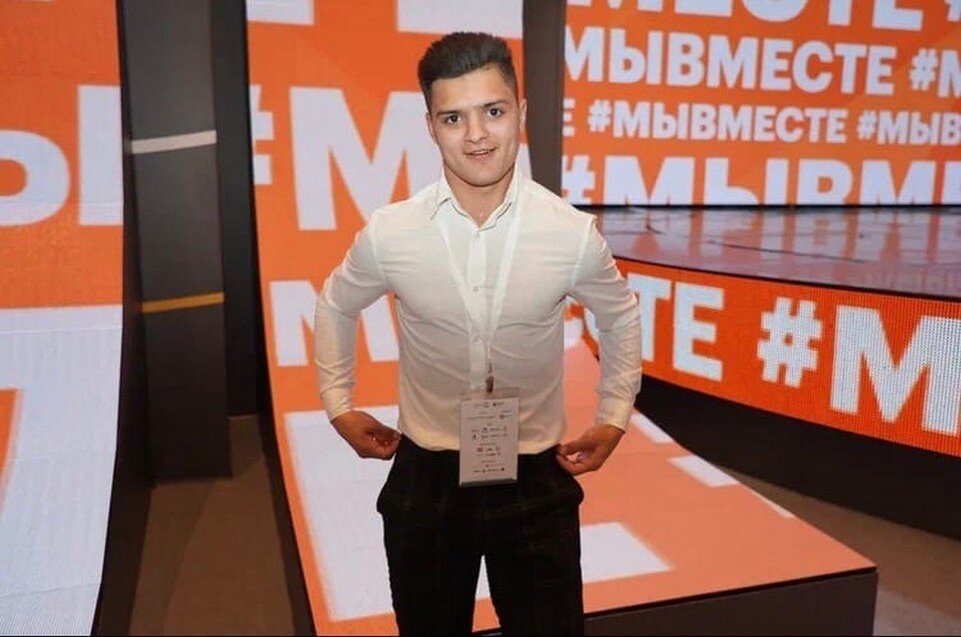     В Москве при странных обстоятельствах погиб 18-летний актер Арсен Суховский.  социальные сети