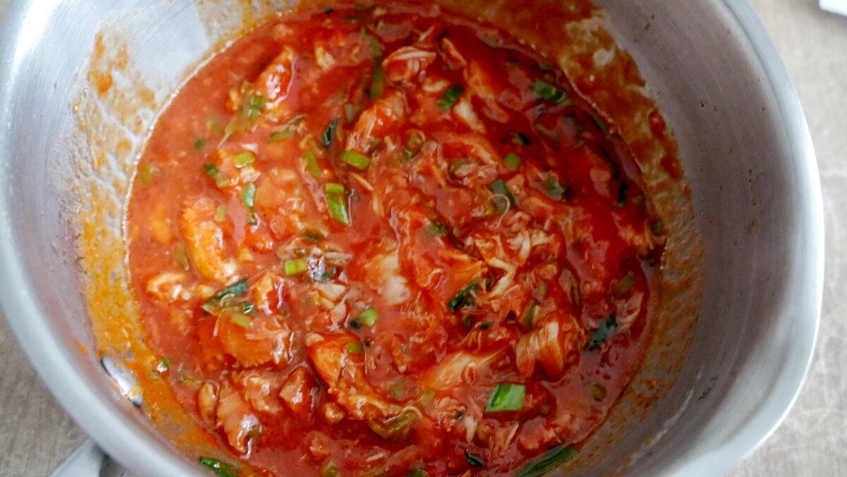 Добавить тушенку и потушить минут пять.