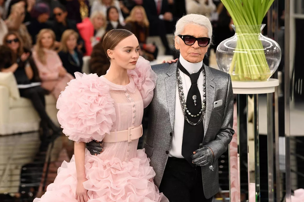 Карл Лагерфельд Chanel Haute Couture. Дизайнер Шанель Карл Лагерфельд. Карл Лагерфельд показы Шанель. Карл Лагерфельд Шанель коллекции.