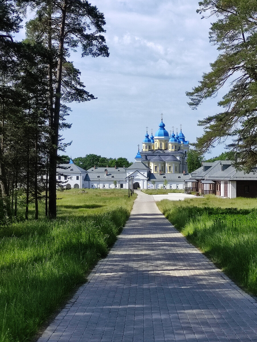 Гулять по территории монастыря - одно удовольствие
