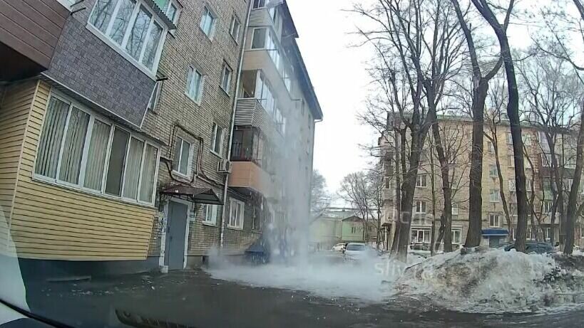     На крыше пятиэтажки в Уссурийске скопилась гора снега. В один момент она обрушилась вниз на дорогу, где проходили люди.