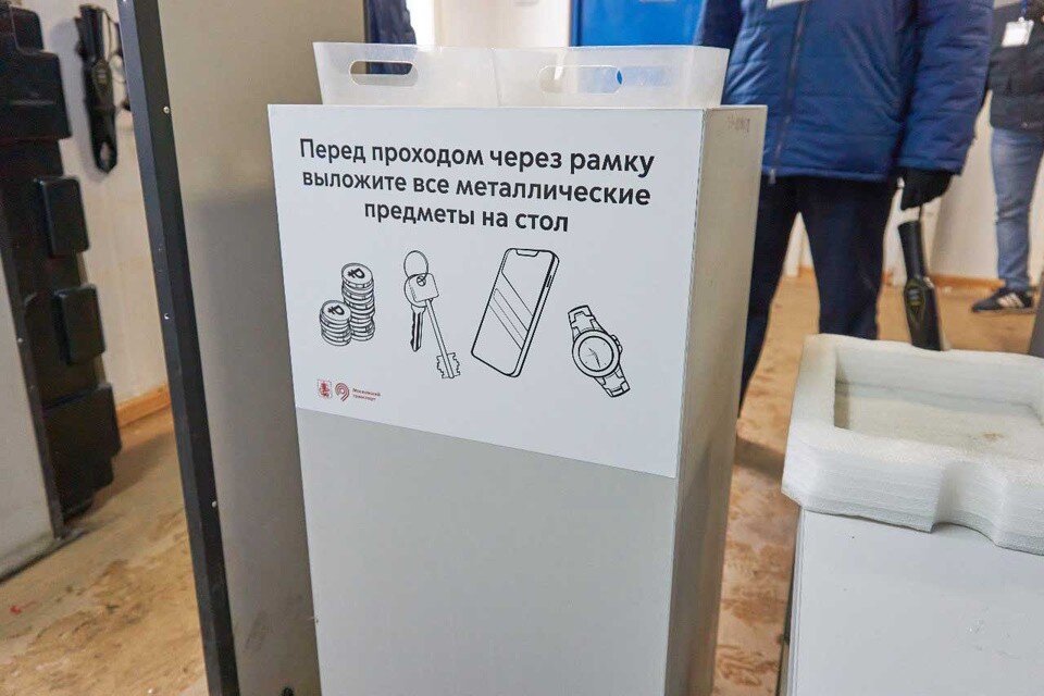     Все плакаты и наклейки выполнены в едином информационном стиле московского транспорта  Департамент транспорта Москвы