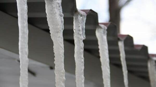     В городе продолжаются работы по очистке кровель от снега и снежных «навесов».