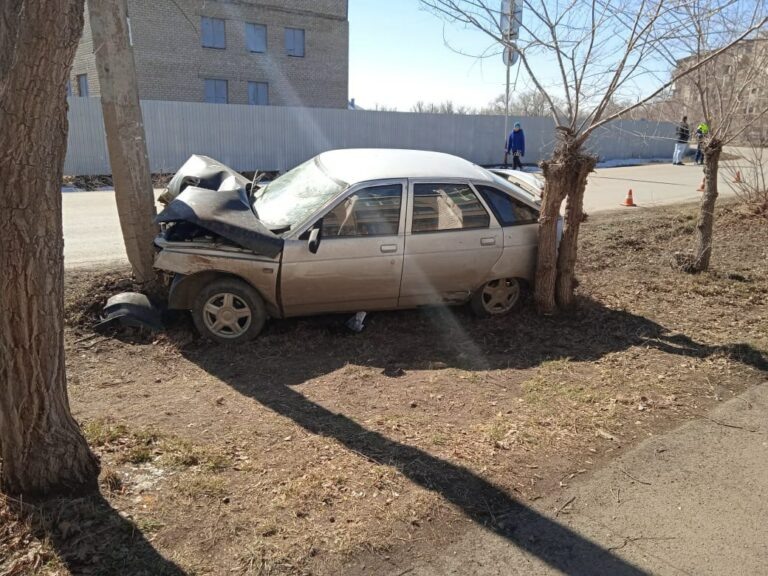   В поселке Энергетик 27-летний водитель на ВАЗе на полном ходу врезался в столб Белов Михаил Александрович