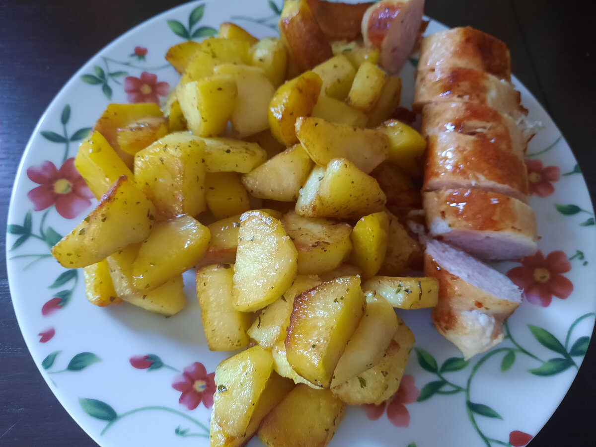 Жареная картошка и куриная колбаска для жарки