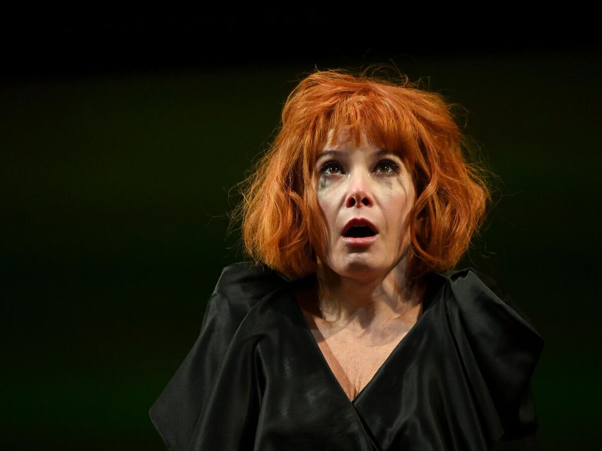    Актриса Юлия Высоцкая в роли Катарины в сцене из спектакля "Укрощение строптивой" © РИА Новости / Владимир Федоренко