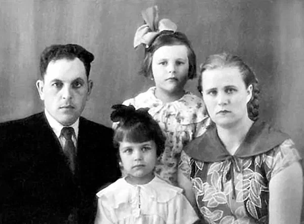 Маленькие Таня и Ира с родителями - Иваном Кузьмичом и Ксенией Архиповной. 