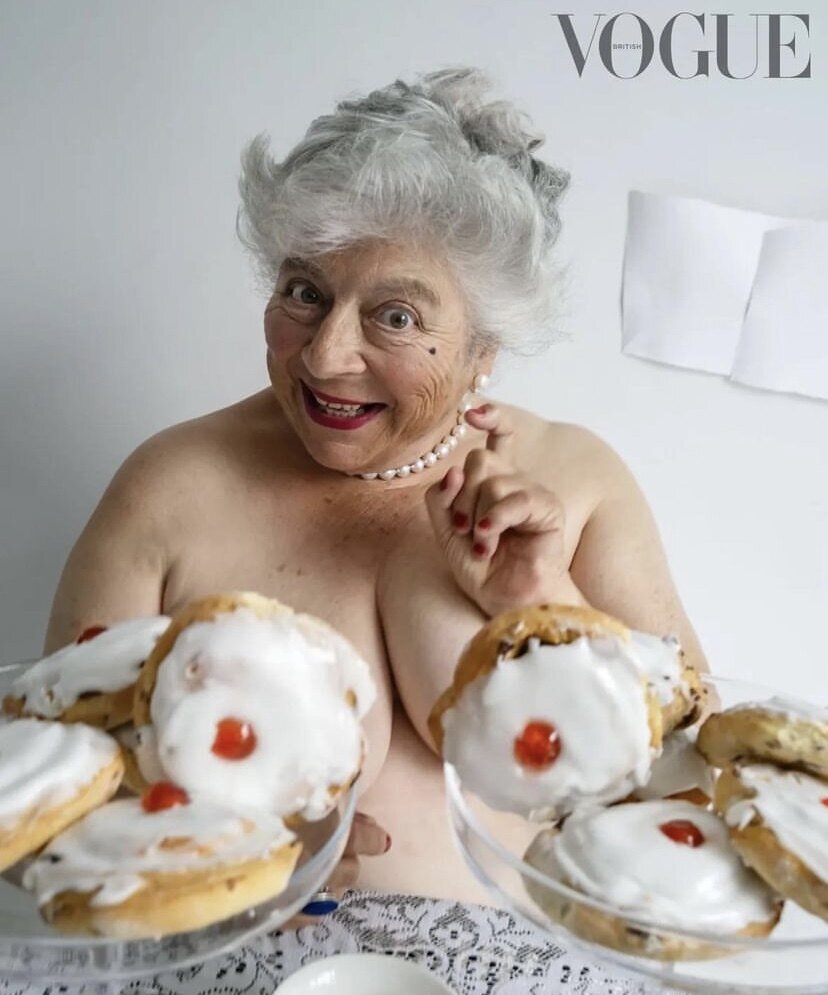    82-летняя Мириам Маргулис снялась обнаженной для модного глянцаBritish Vogue