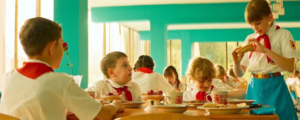 Настоящий гамбургер для пионеров прошлого/Кадр из к/ф "Артек. Большое путешествие"