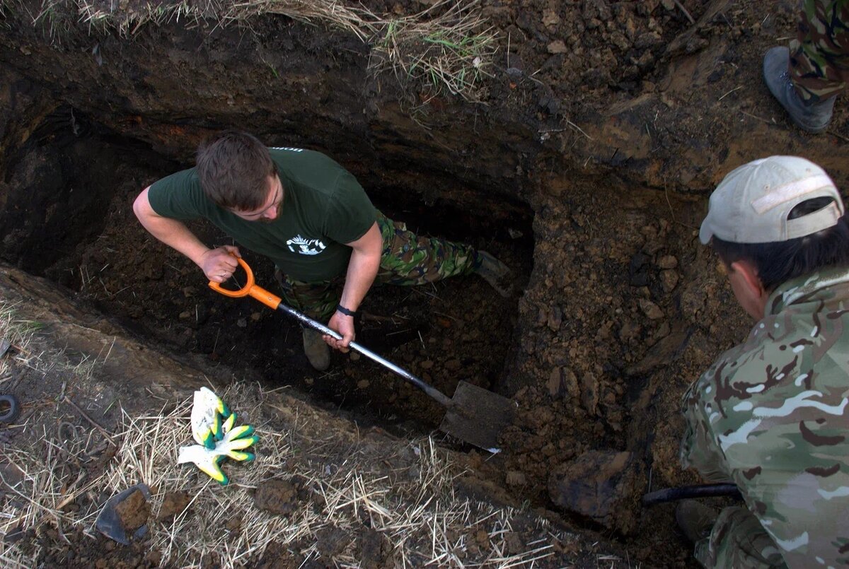 Яму от домов отделяет лишь узкая грунтовая дорога