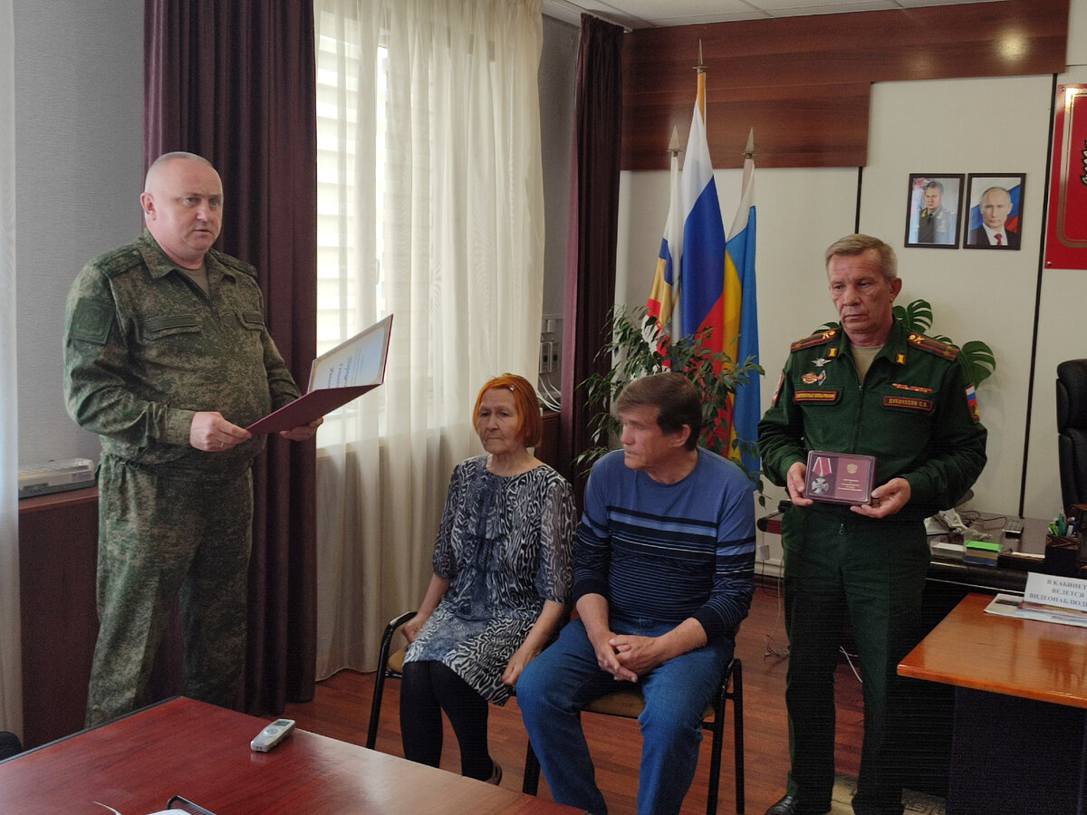 В галерее три фото с церемонии вручения боевого ордена родителям погибшего героя
