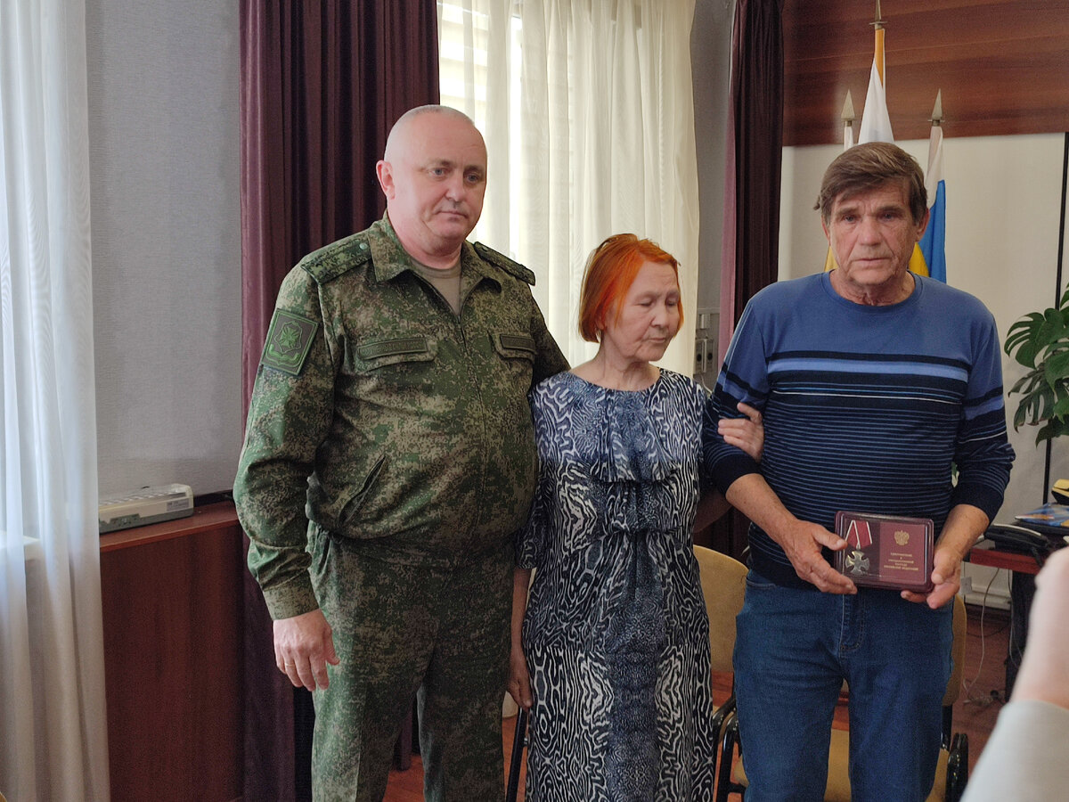 В галерее три фото с церемонии вручения боевого ордена родителям погибшего героя