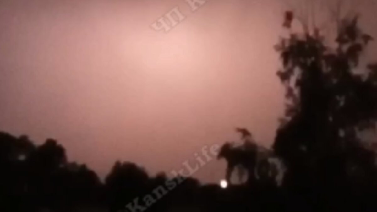     Во время грозы на выходных под Канском засняли шаровую молнию.
