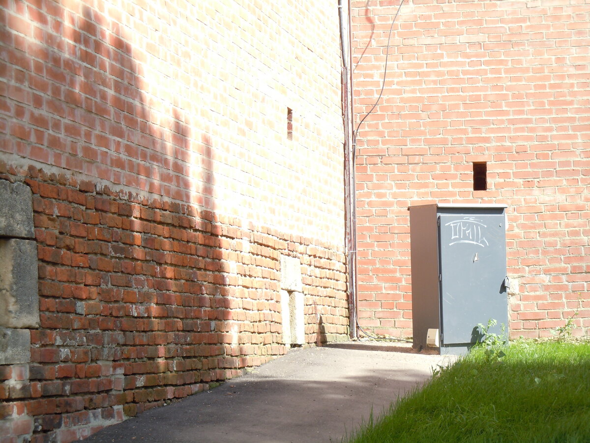 Продолжим экскурсию по кремлю. Это взгляд через стройку фуникулёра на участок с Часовой башней.-39