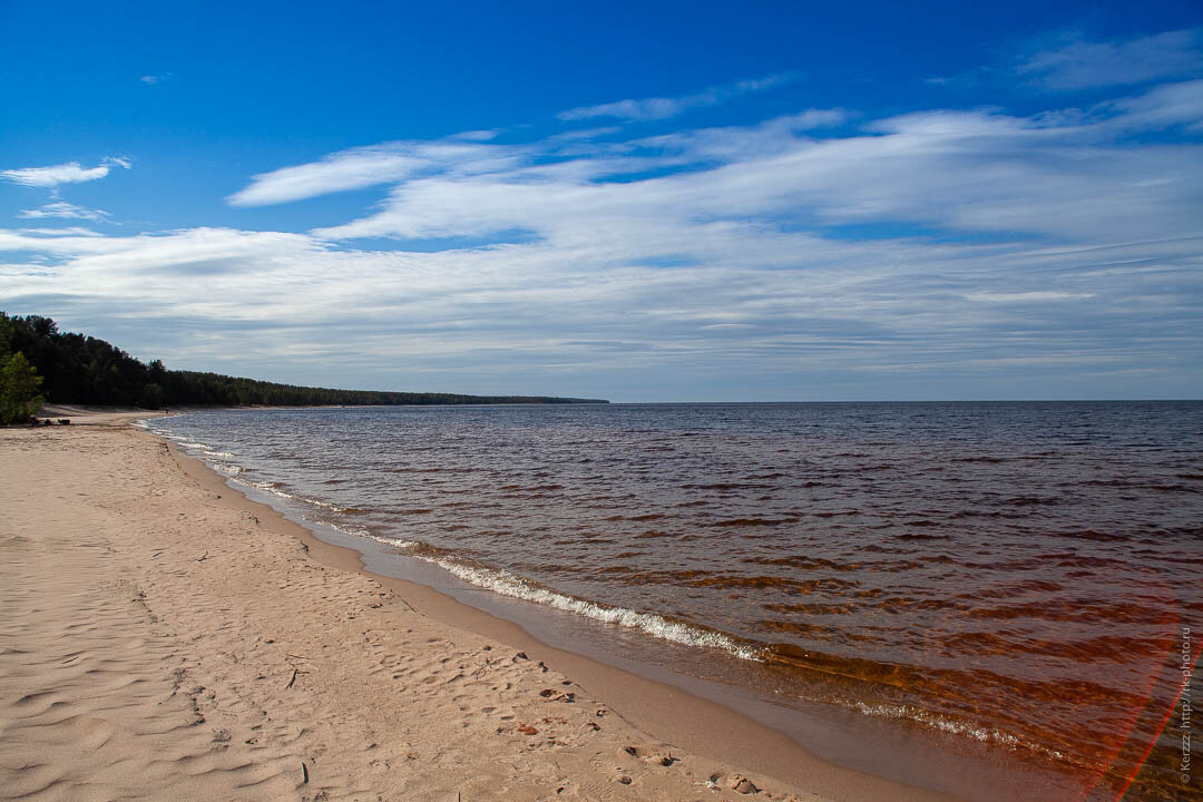 На берегу Ладоги. Практически море, песок, и совсем не видно противоположного берега.