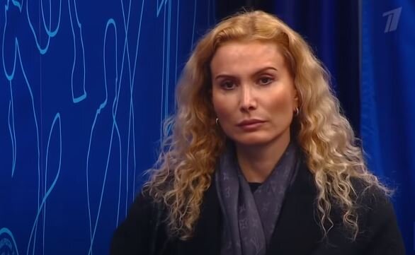 Этери Тутберидзе следит за выступлением дочери в финале кубка России по фигурному катанию среди юниоров 2021. Источник фото: YouTube канал Первого канала.