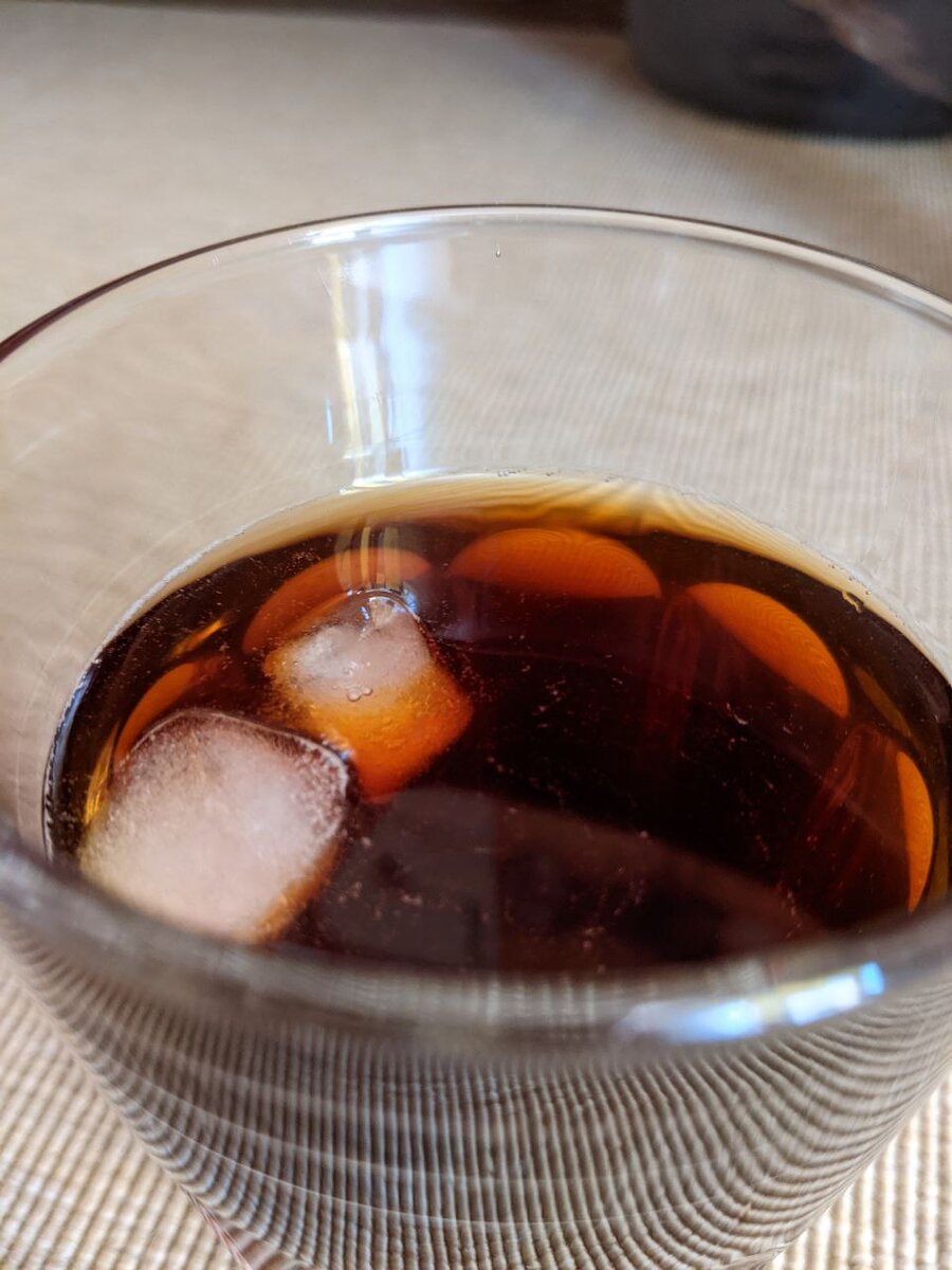 Лёд быстро тает в кофе.