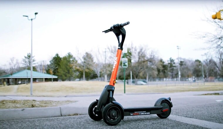 Модель S-200 оснащена фронтальной и задней камерами, встроенными в самокат, что позволяет менять положение электросамоката при дистанционном управлении.