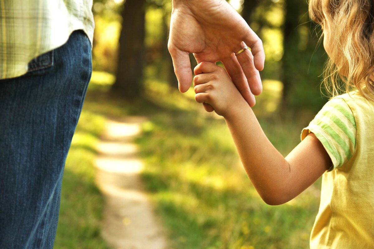Доверие и вера отцу... Изображение dad_daughter из открытых источников