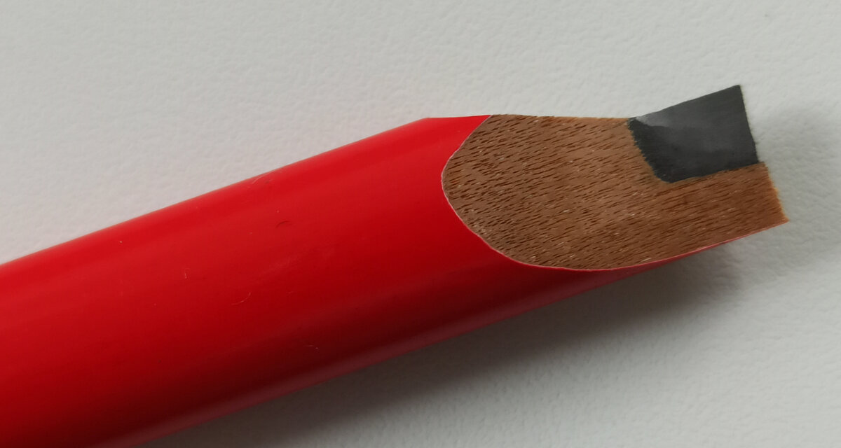 Почему строительный карандаш плоско-овальный? Как заточить карандаш .