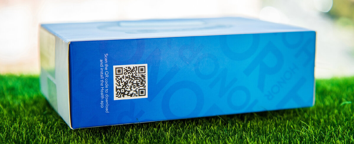 Сбоку находится QR-код ведущий на страницу скачивания официального приложения, а к нижней стороне коробки приклеен стикер со штрих-кодом и серийным номером.