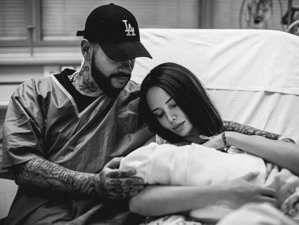 Анастасия Решетова и Тимати. Фото из роддома. 