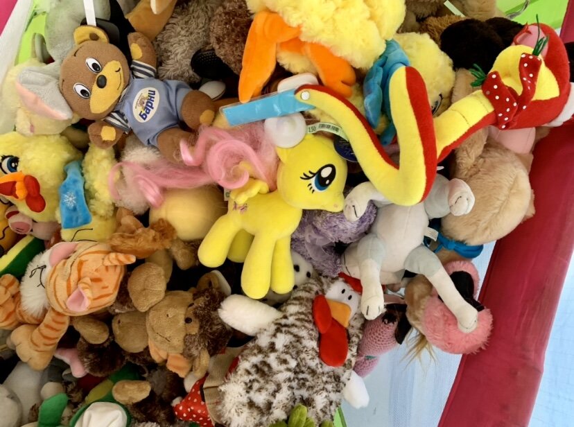 Увидеть игрушки. Мягкие игрушки. Увидеть игрушки. Куча мягких игрушек. Увидеть игрушки.