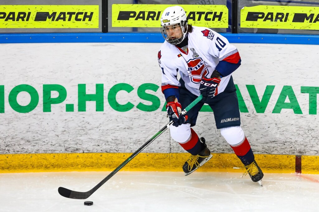 

Илья Федотов – младший из братьев, который еще носит маску. Нападающий 2003 года рождения принимает очень взрослые и нестандартные решения. Он может забрасывать шайбы и из-под ноги, и броском в касание – у Федотова прекрасно всё, но, конечно, ему пока не хватает физической мощи. В «Чайке» очень много игроков, которые должны выходить на следующий уровень. Мало у кого получится сразу выйти на уровень КХЛ, как у Гуслистова, поэтому им нужен будет трамплин в виде ВХЛ. Федотов – как раз их тех игроков, кому это необходимо.