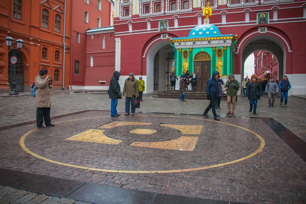 Точка 0 центр. Нулевой километр на Манежной площади. Нулевой Меридиан в Москве. Нулевой Меридиан на красной площади. Нулевой километр в Москве на красной площади.