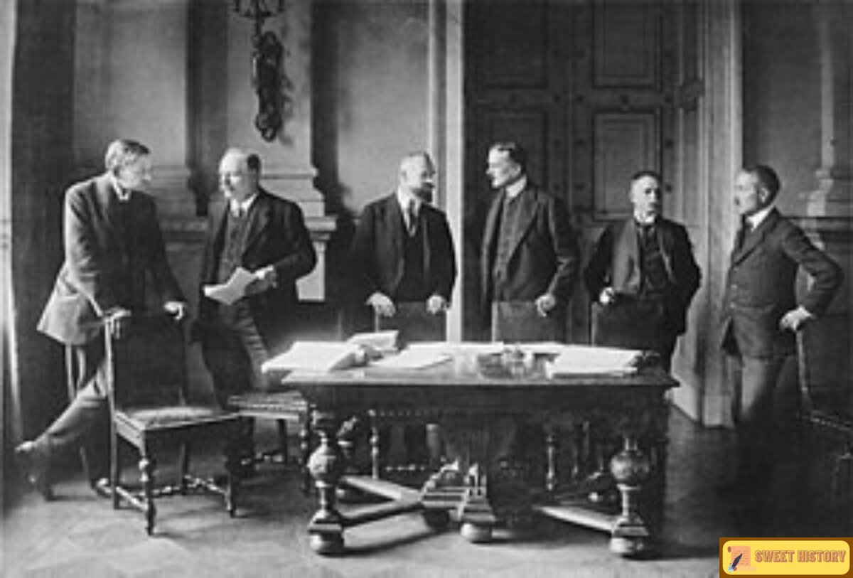 Процесс подписание Версальского мирного договора политиками стран участниц.